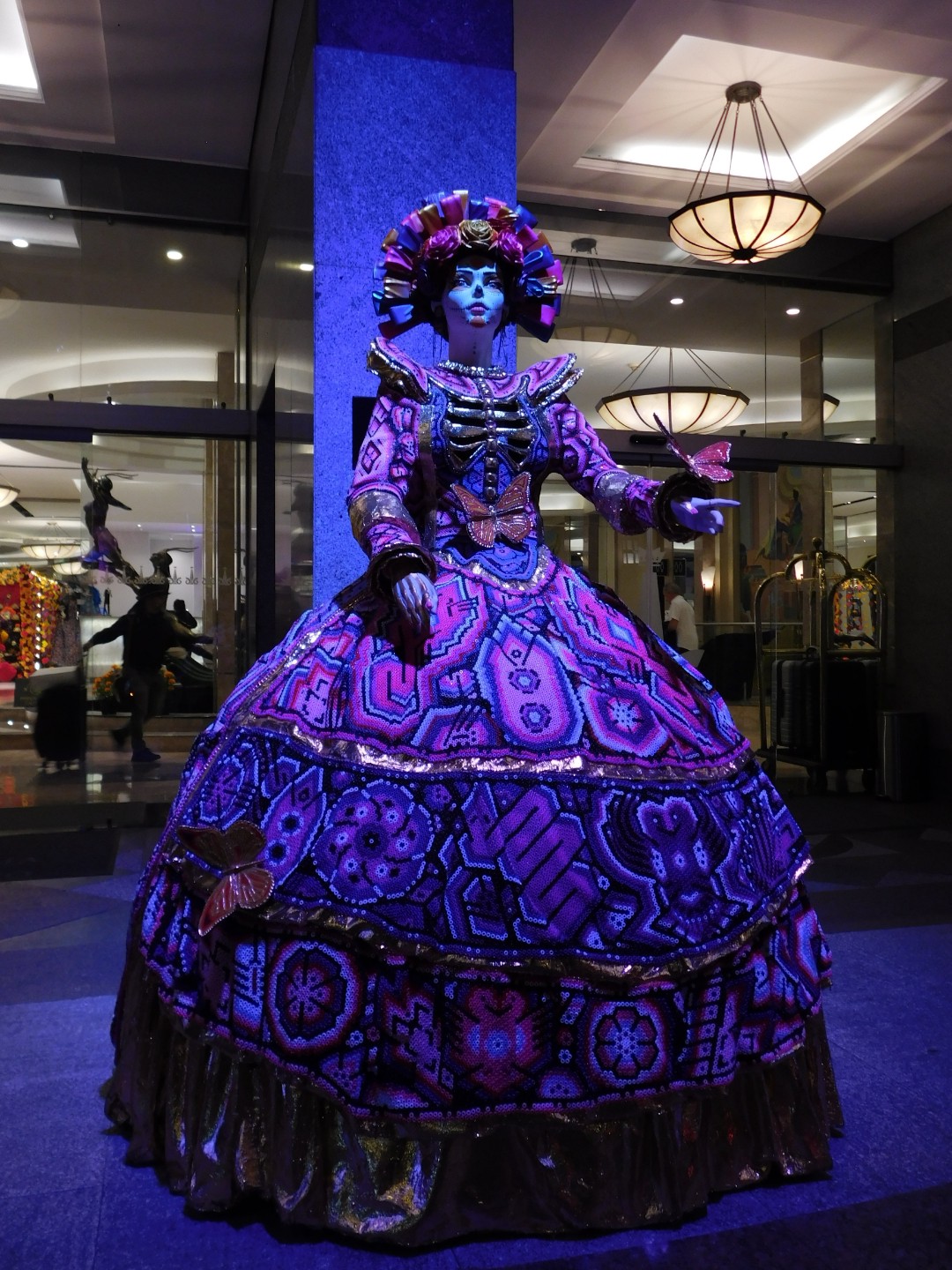 Catrina con vestido huichol
