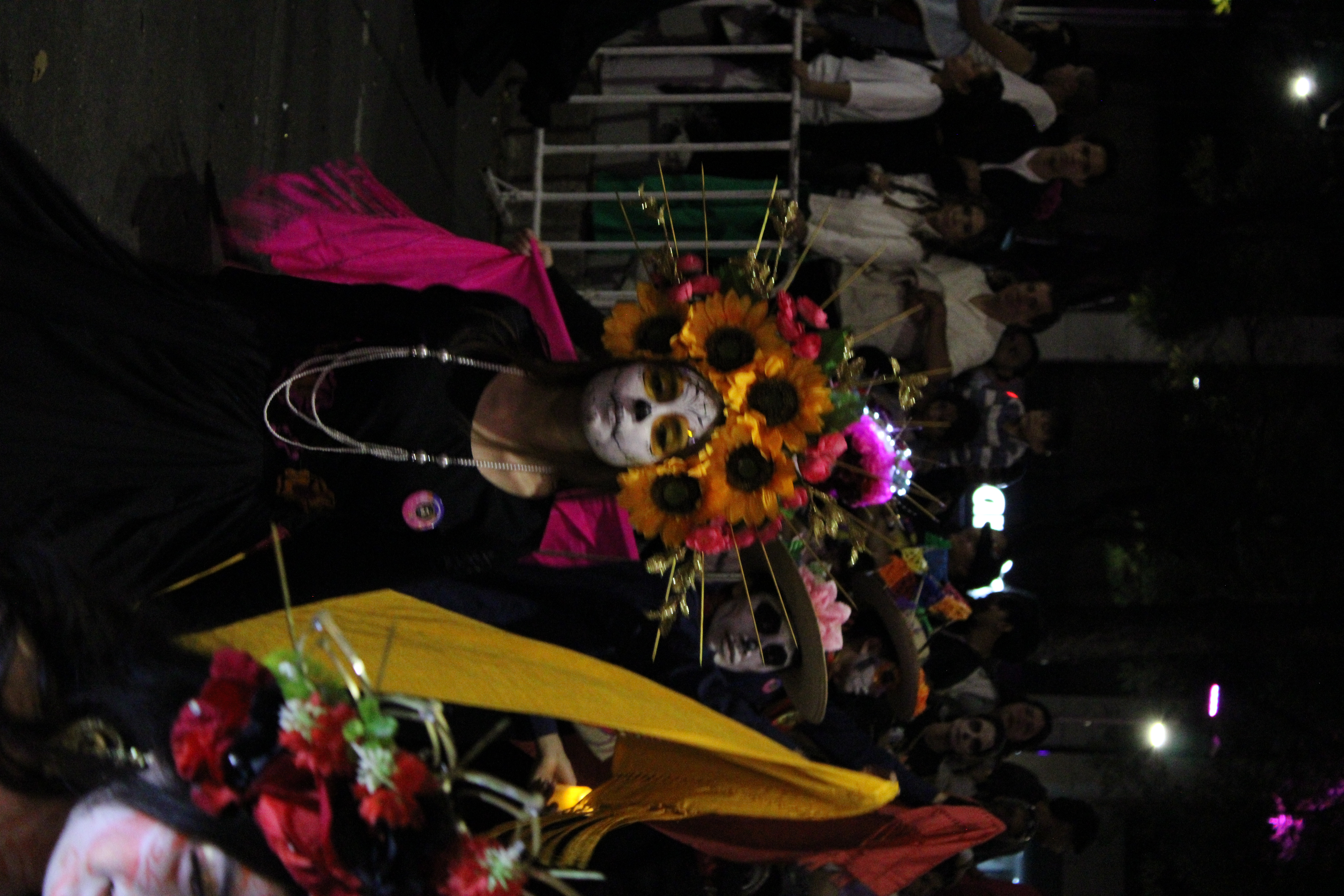 Catrina con corona de girasoles