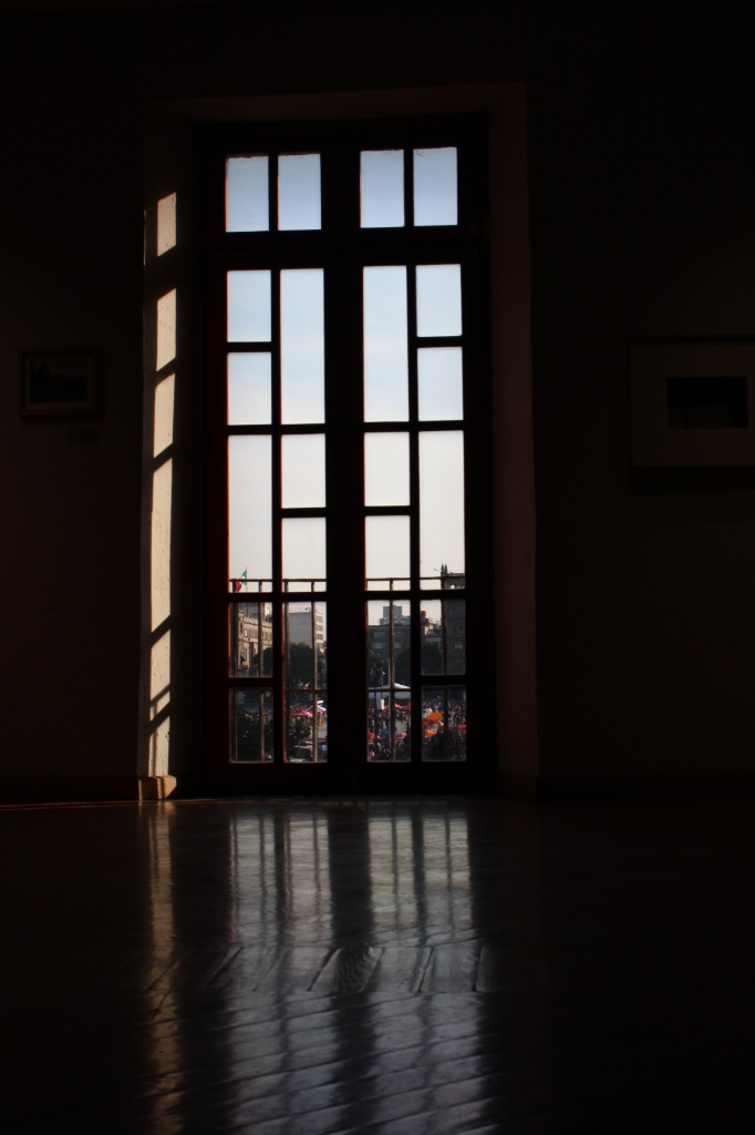 Ventana proyectando luz