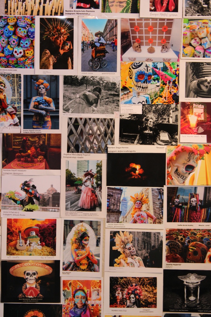 Muro de fotografías y ofrendas