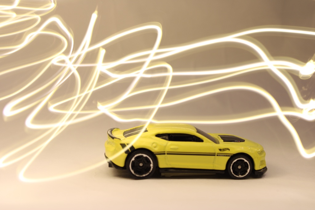 Coche amarillo con light painting