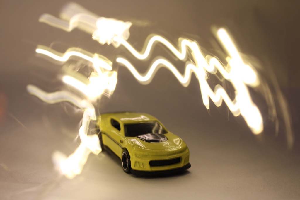 Coche amarillo con trazos de luz